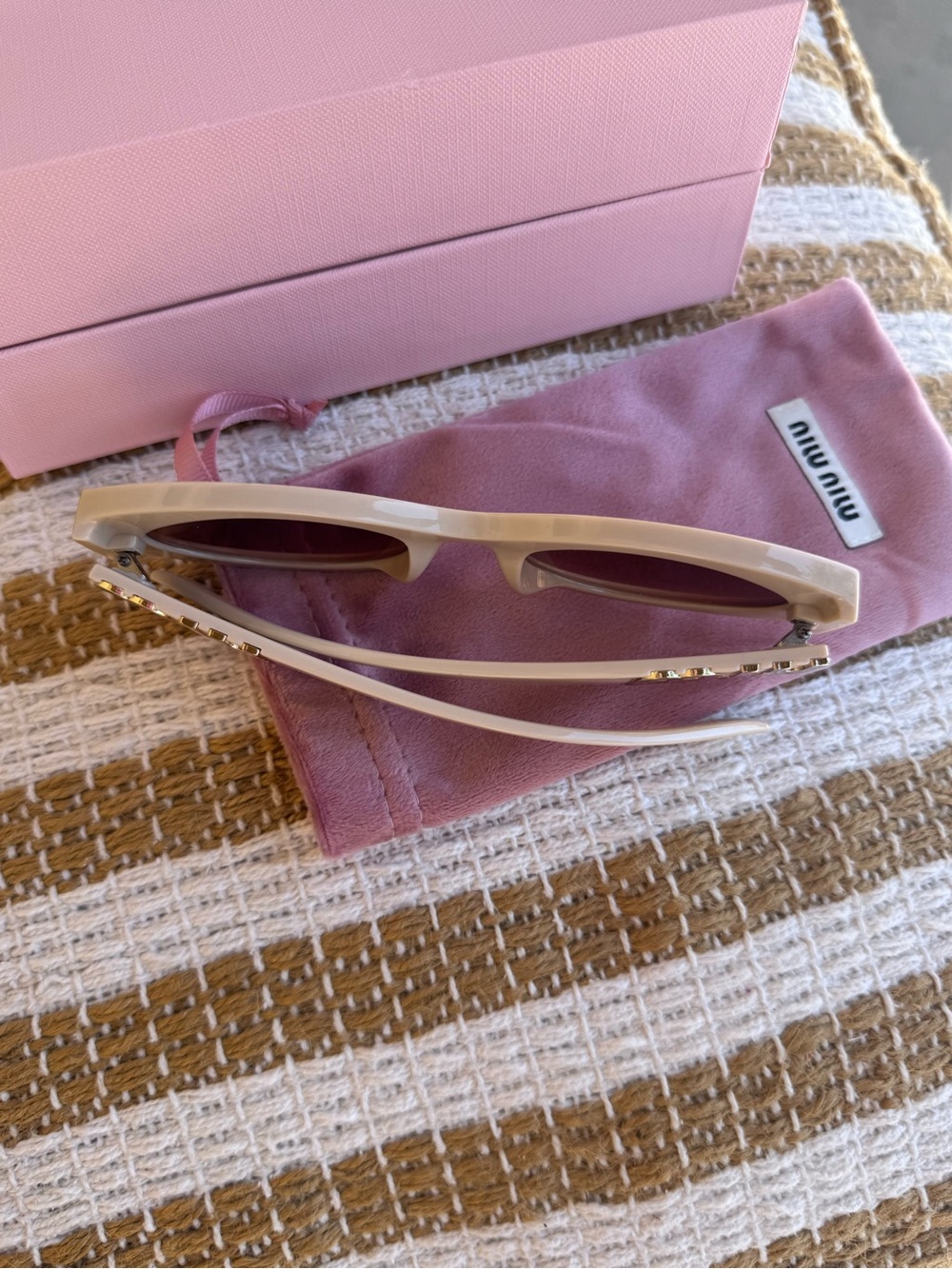 White Oval Retro Cat-Eye Sunglasses with Gradient Lenses - Picture 7 of 8